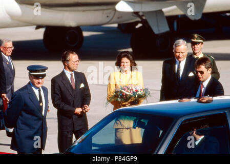 Das schwedische Königspaar in Deutschland: König Carl XVI. Gustaf und Königin Silvia von Schweden bei der Ankunft am Flughafen Düsseldorf, Deutschland 1989. Royals svedese di visitare la Germania: il Re Carlo Gustavo XVI e la Regina Silvia di Svezia arrivando all'aeroporto di Duesseldorf, Germania 1989. Foto Stock