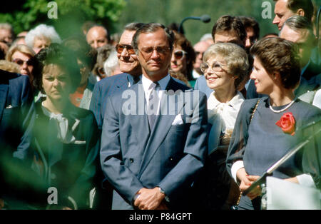 Das schwedische Königspaar in Deutschland: König Carl XVI. Gustaf von Schweden, dahinter Sängerin Anneliese Rothenberger, Deutschland 1989. Royals svedese di visitare la Germania: Tipo Carlo XVI Gustavo di Svezia, dietro la seconda fila: cantante Anneliese Rothenberger, Germania 1989. Foto Stock