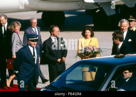 Das schwedische Königspaar in Deutschland: König Carl XVI. Gustaf und Königin Silvia von Schweden bei der Ankunft am Flughafen Düsseldorf, Deutschland 1989. Royals svedese di visitare la Germania: il Re Carlo Gustavo XVI e la Regina Silvia di Svezia arrivando all'aeroporto di Duesseldorf, Germania 1989. Foto Stock