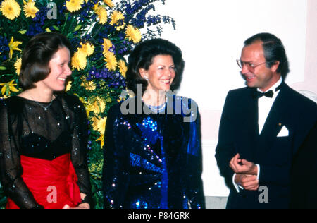 Das schwedische Königspaar in Deutschland: Christina Rau (link) im Gespräch mit Königin Silvia und König Carl XVI. Gustaf von Schweden, Deutschland 1989. Royals svedese di visitare la Germania: Christina Rau (sinistra) a parlare con la Regina Silvia e il Re Carlo XVI Gustavo di Svezia e Germania 1989. Foto Stock