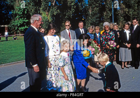 Das schwedische Königspaar in Deutschland: Königin Silvia von Schweden bekommt Blumen, Deutschland 1989. Royals svedese di visitare la Germania: Regina Silvia di Svezia getting fiori, Germania 1989. Foto Stock