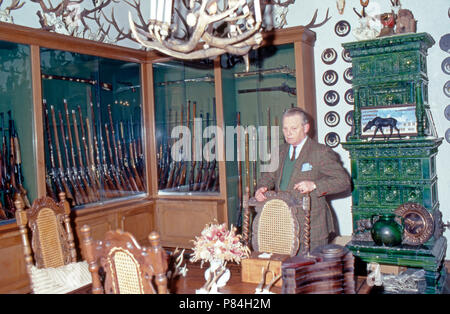 Friedrich Wilhelm Fürst zu Wied im Jagdzimmer auf Schloss Neuwied, Deutschland 1989. Friedrich Wilhelm principe di Wied nella sala cacciatori a Neuwied castello, Germania 1989. Foto Stock