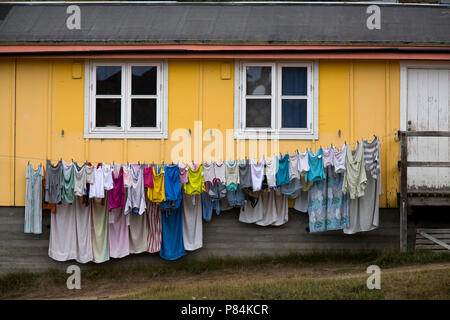 Biancheria stesa ad asciugare, Tasiilaq village, Groenlandia orientale Foto Stock