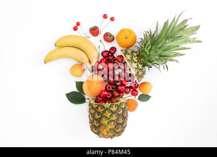 Layout creativo fatto di frutta estiva su uno sfondo bianco, vista dall'alto, laici piatta Foto Stock