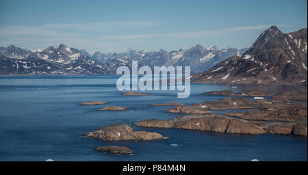 Arial viste di fiordi groenlandese battenti da Kulusuk a Tasiilaq, Groenlandia orientale Foto Stock