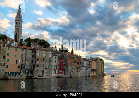 Paesaggio urbano della città di Rovigno al tramonto in Croazia Foto Stock