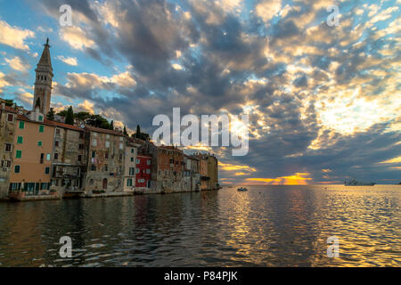 Paesaggio urbano della città di Rovigno al tramonto in Croazia Foto Stock