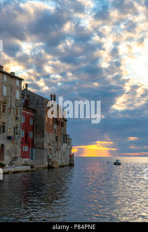 Paesaggio urbano della città di Rovigno al tramonto in Croazia Foto Stock