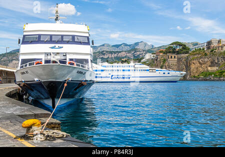 Due i traghetti passeggeri a Marina Piccola di Sorrento, Italia. Foto Stock