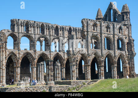 Whitby Yorkshire Regno Unito - 25 Giugno 2018: Whitby Abbey sulla giornata di sole Foto Stock