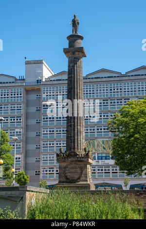 Hull Yorkshire Regno Unito - 27 Giugno 2018: Monumento al Signore Wilberforce con scafo College dietro Foto Stock