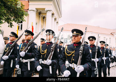 Vilnius, Lituania. Giovani ufficiali del lituano Air Force prendere parte alla parata di statualità giorno sulla piazza vicino al Palazzo Presidenziale. Vacanze a Commemo Foto Stock