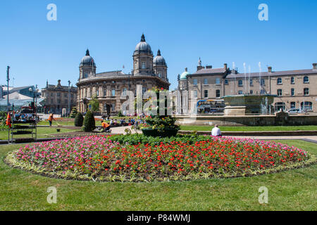 Hull Yorkshire Regno Unito - 27 Giugno 2018: Scafo Uffici Dock con il parco cittadino in primo piano Foto Stock