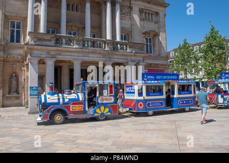 Hull Yorkshire Regno Unito - 27 Giugno 2018: Scafo treno turistico di fronte al Palazzo del Municipio Foto Stock
