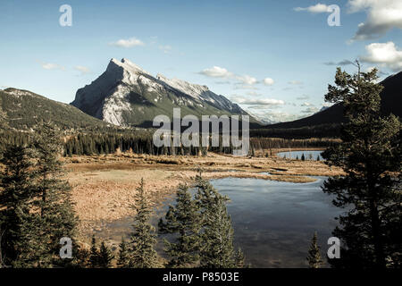 Mount Rundle vicino a Banff, Alberta, Canada Foto Stock