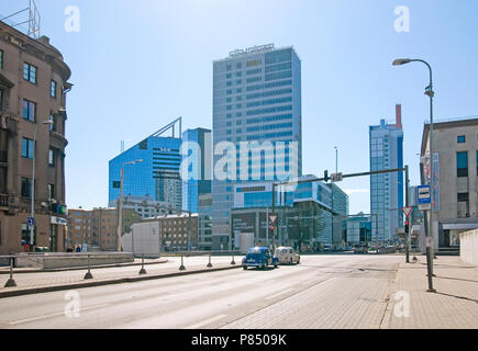 TALLINN, Estonia - 1 Maggio 2011: architettura moderna della città. Banca SEB edificio principale e di un edificio per uffici City Plaza. Foto Stock