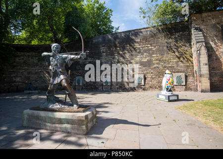 Hoodwinked Wild in Arte Scultura a Robin Hood statua al castello di NOTTINGHAM, NOTTINGHAMSHIRE REGNO UNITO Inghilterra Foto Stock