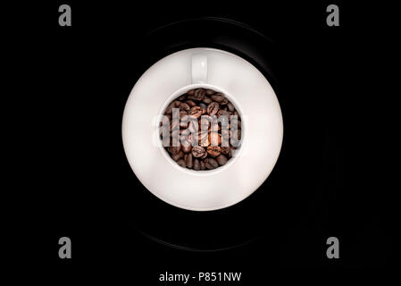 I chicchi di caffè in ceramica bianca mug Foto Stock