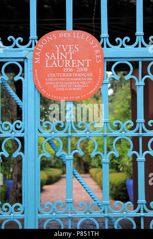 Cancello di ingresso e lapide presso la casa di Yves Saint Laurent a Marrakech, Marocco Foto Stock