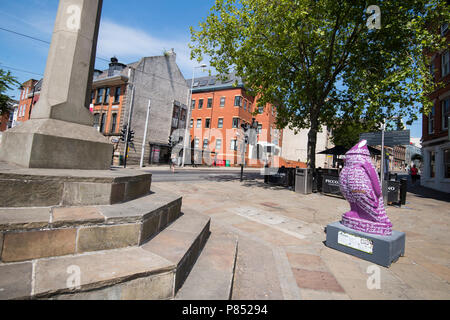 Un selvaggio Hoodwinked in Arte Scultura sulla croce nei giorni feriali nella città di Nottingham, Nottinghamshire REGNO UNITO Inghilterra Foto Stock