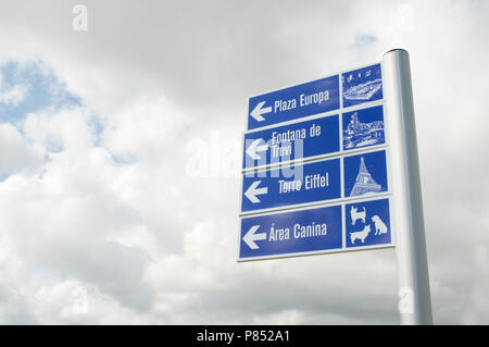 Segno post, Parque Europa. A Torrejon de Ardoz, provincia di Madrid, Spagna. Foto Stock