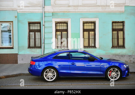 Mosca, Russia - Luglio 02: Deep Blue Audi A5 Sportback auto parcheggiate in strada, a Mosca il 2 luglio 2018. Foto Stock