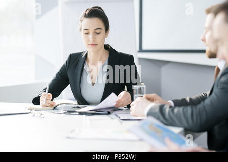 Fiducioso Leader femmina in riunione Foto Stock