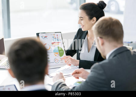 Giovane imprenditore nella riunione di Marketing Foto Stock