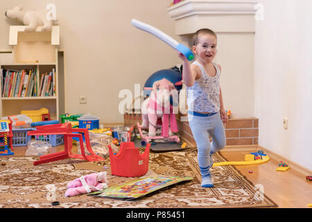 Un ragazzo con una spada correndo in sala giochi. vwerical foto Foto Stock
