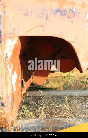 Vecchia barca in metallo propellor Foto Stock