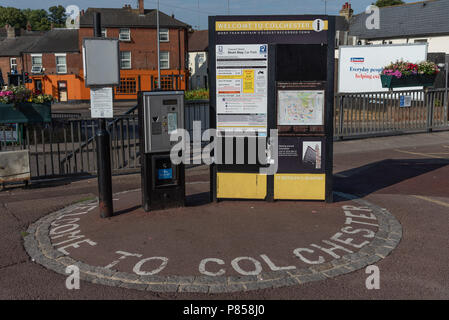 Benvenuto a Colchester! Vineyard Street - Parcheggio per soggiorni brevi, lista delle tariffe giornaliere e distributore di biglietti al sole di mattina presto. Foto Stock