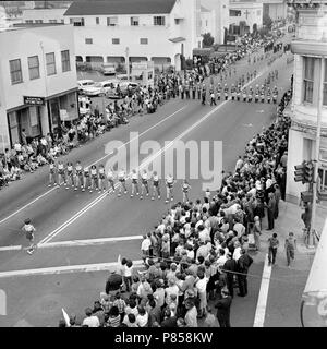 I cittadini di San Leandro, California affollano la strada principale per guardare una comunità parade, ca. 1964. Foto Stock