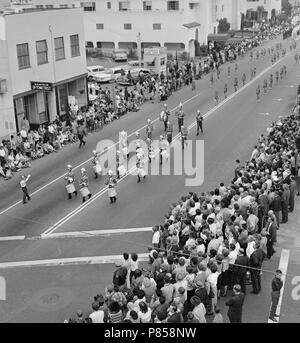 Una banda marche giù per la strada principale di San Leandro, California durante una parata della comunità, ca.1964. Foto Stock