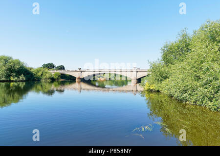 Un arco di tre strada ponte su un fiume calmo Trento a Gunthorpe nel Nottinghamshire su un luminoso giorno d'estate. Foto Stock