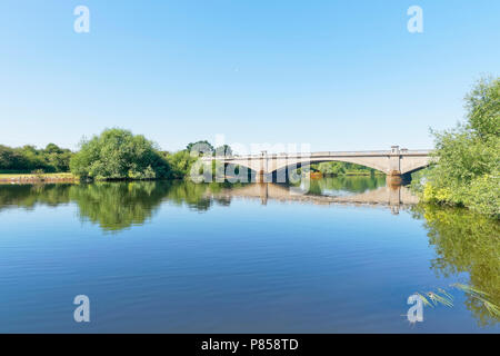 Su un luminoso chiaro giorno d'estate un fiume calmo Trento scorre sotto i tre archi di Ponte Gunthorpe nel Nottinghamshire. Foto Stock