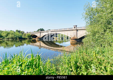 A Gunthorpe nel Nottinghamshire a tre archi di ponte attraversa un fiume calmo Trento. Foto Stock