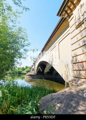 In piedi dal lato del ponte Gunthorpe, nel Nottinghamshire, guardando attraverso il Fiume Trento Foto Stock