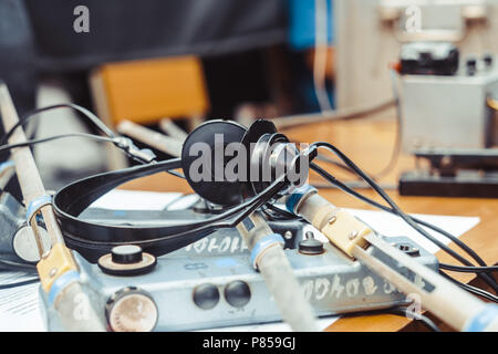 Vecchio verde scuro amateur radio di prosciutto sul tavolo di legno Foto Stock