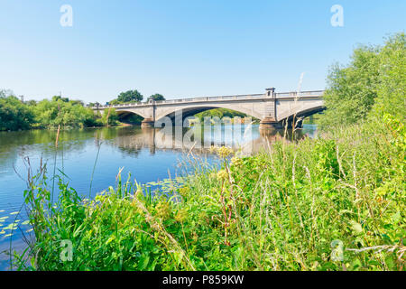 Su un luminoso chiaro giorno di estate fiume Trento passa sotto il ponte Gunthorpe nel Nottinghamshire. Foto Stock