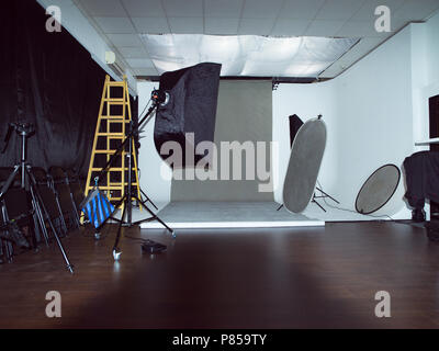 Moderno studio fotografico interno con Attrezzatura luminotecnica professionale Foto Stock