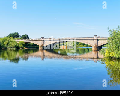 Le calme acque del fiume Trento passa sotto il ponte Gunthorpe su un estati senza nuvole mattina nel Nottinghamshire. Foto Stock