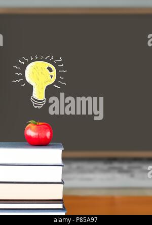 La lampadina della luce su flottante apple su libri con Blackboard Foto Stock