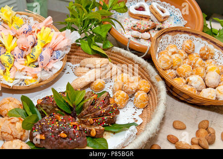 Cestello con tipici dolci sardi, Genoni, Italia Foto Stock