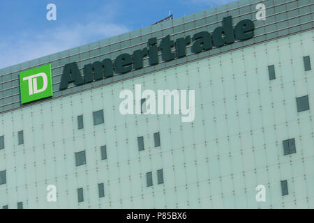 Un logo segno al di fuori della sede di TD Ameritrade in Omaha, in Nebraska il 29 giugno 2018. Foto Stock