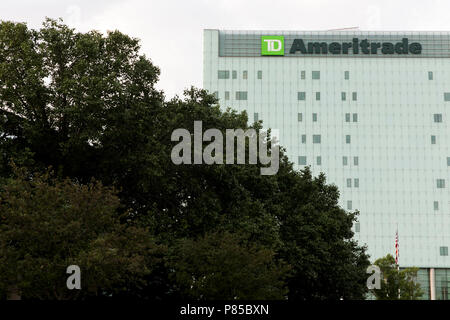 Un logo segno al di fuori della sede di TD Ameritrade in Omaha, in Nebraska il 30 giugno 2018. Foto Stock