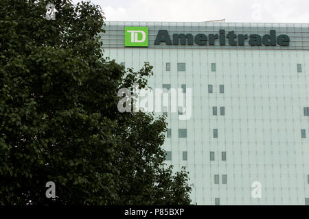 Un logo segno al di fuori della sede di TD Ameritrade in Omaha, in Nebraska il 30 giugno 2018. Foto Stock