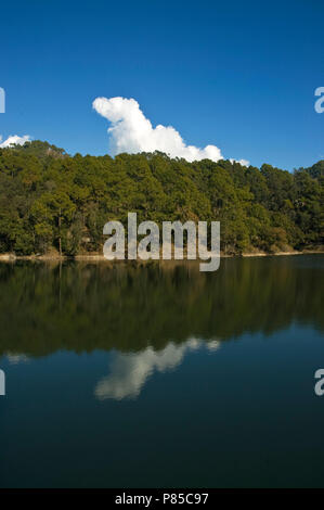 Lago di montagna Sat Tal, India Foto Stock