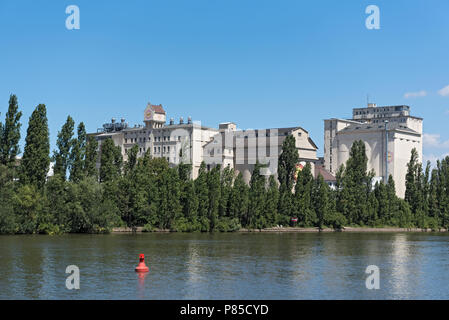 Aurora fabbrica di farina edificio sulla destra del fiume principale riva in prossimità di Osthafen in Frankfurt am Main, Germania. Foto Stock