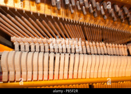 All'interno di pianoforte. Parte dei meccanismi interni di close-up. Messa a fuoco selettiva. Foto Stock