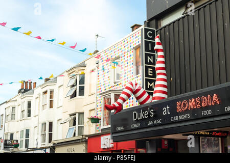 Il cabaret gambe la scultura al famoso Duke's a Komedia vivere luogo di divertimento. Situato nel vivace quartiere North Laine distretto di Brighton, Regno Unito. Foto Stock